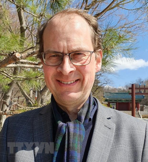 Phó Giáo sư Martin Grossheim