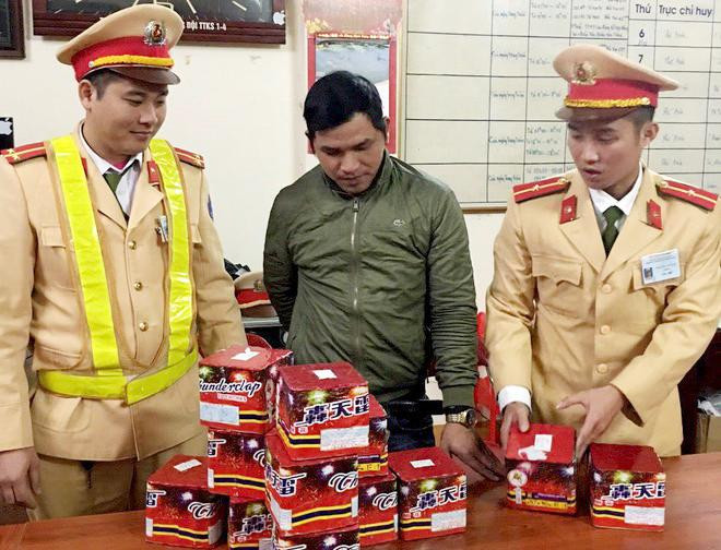 Nhiều đối tượng tàng trữ, vận chuyển pháo lậu đã bị lực lượng cảnh sát giao thông phát hiện, xử lý Nhiều đối tượng tàng trữ, vận chuyển pháo lậu đã bị lực lượng cảnh sát giao thông phát hiện, xử lý