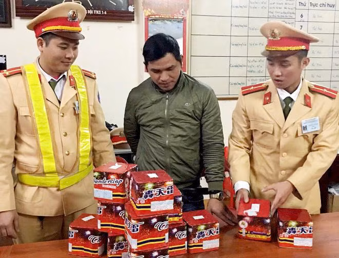 Nhiều đối tượng tàng trữ, vận chuyển pháo lậu đã bị lực lượng cảnh sát giao thông phát hiện, xử lý Nhiều đối tượng tàng trữ, vận chuyển pháo lậu đã bị lực lượng cảnh sát giao thông phát hiện, xử lý