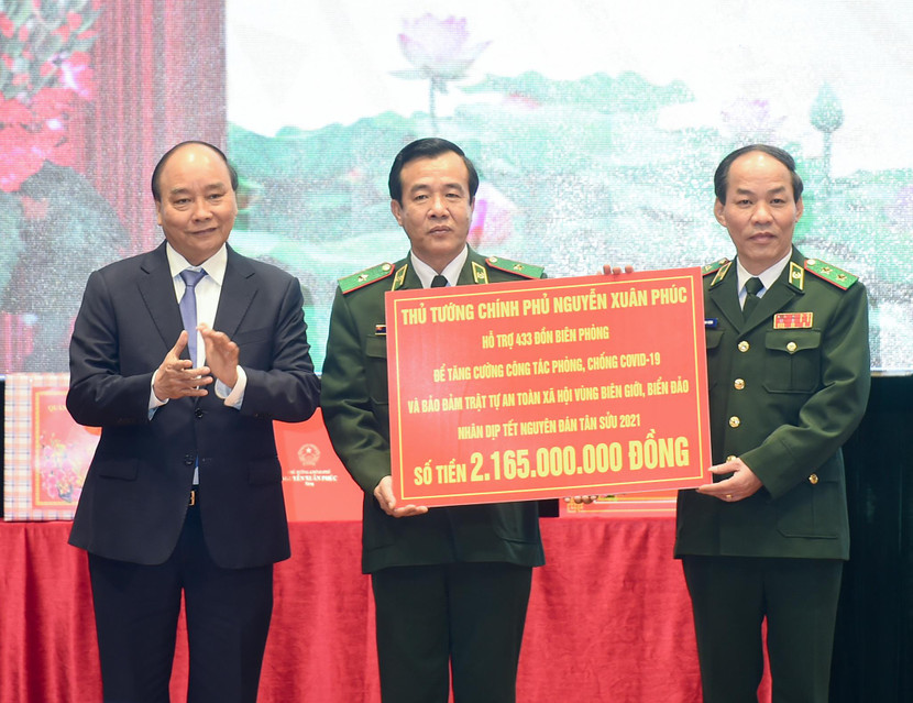 Thủ tướng Nguyễn Xuân Phúc chúc Tết, tặng quà cán bộ, chiến sĩ Bộ Tư lệnh Bộ đội Biên phòng