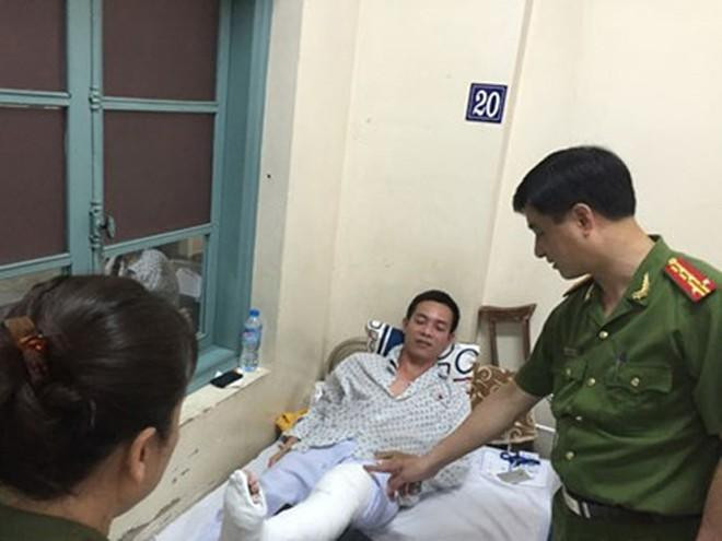 Trung tướng Nguyễn Duy Ngọc - Thứ trưởng Bộ Công an - khi còn là Phó Giám đốc CATP Hà Nội đến thăm, động viên đồng chí Phạm Như Trường bị thương sau lần truy bắt tội phạm ma túy Trung tướng Nguyễn Duy Ngọc - Thứ trưởng Bộ Công an - khi còn là Phó Giám đốc CATP Hà Nội đến thăm, động viên đồng chí Phạm Như Trường bị thương sau lần truy bắt tội phạm ma túy