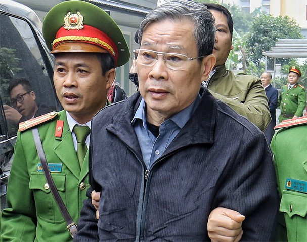 Cựu Bộ trưởng Bộ Thông tin và Truyền thông Nguyễn Bắc Son bị di lý tới phiên tòa trong vụ án MobiFone