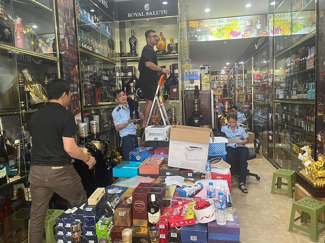 Lực lượng QLTT kiểm tra hộ kinh doanh rượu và xì gà, thuốc lá có dấu hiệu vi phạm Lực lượng QLTT kiểm tra hộ kinh doanh rượu và xì gà, thuốc lá có dấu hiệu vi phạm