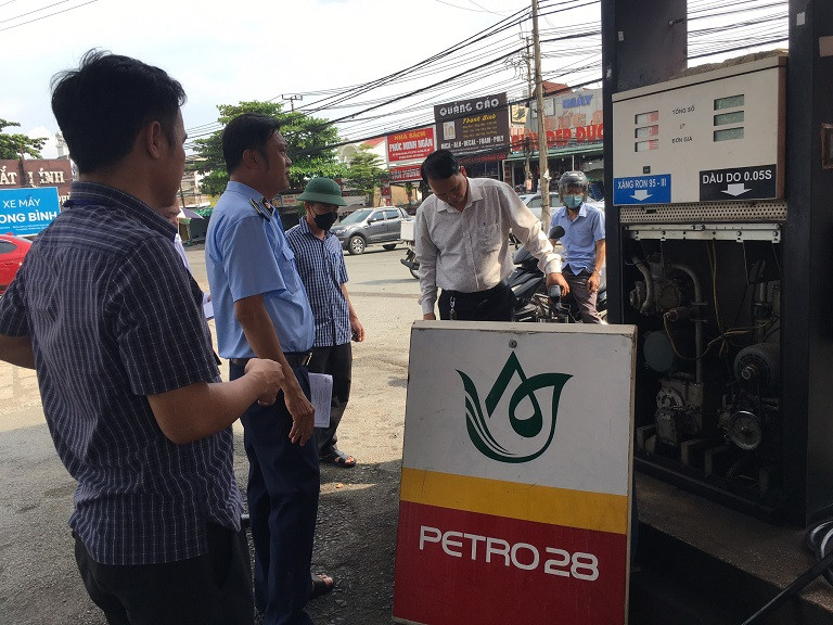 Lực lượng chức năng kiểm tra cây xăng bị tố gian lận Lực lượng chức năng kiểm tra cây xăng bị tố gian lận