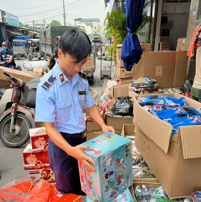 Cán bộ QLTT kiểm tra các mặt hàng đồ chơi có dấu hiệu vi phạm