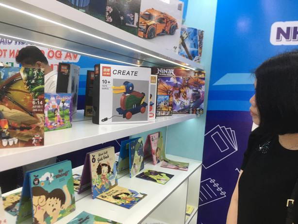 Người tiêu dùng cần chọn đồ chơi thật để đảm bảo sức khỏe và sự phát triển lành mạnh của các con