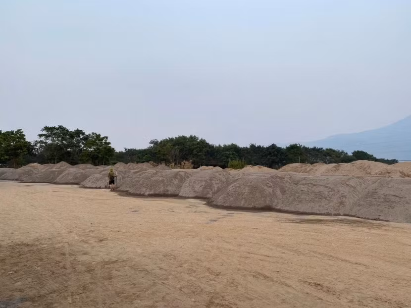 Các bến bãi VLXD nếu không được quản lý chặt có thể trở thành điểm "ngụy trang" cho "cát tặc" lộng hành