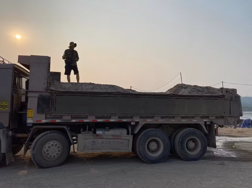 Các đối tượng hút cát trái phép sử dụng máy xúc đưa sang xe tải vận chuyển đi luôn, hoạt động lén lút gây bức xúc