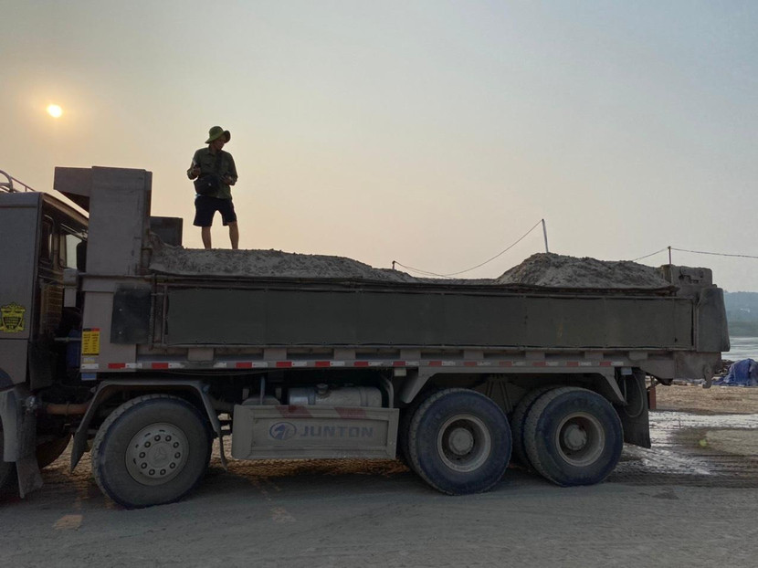 Các đối tượng hút cát trái phép sử dụng máy xúc đưa sang xe tải vận chuyển đi luôn, hoạt động lén lút gây bức xúc Các đối tượng hút cát trái phép sử dụng máy xúc đưa sang xe tải vận chuyển đi luôn, hoạt động lén lút gây bức xúc