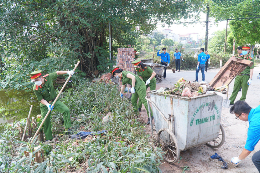 Các tình nguyện viên tổ chức thu gom rác thải và dọn dẹp cảnh quan hai bờ sông Tô Lịch Các tình nguyện viên tổ chức thu gom rác thải và dọn dẹp cảnh quan hai bờ sông Tô Lịch
