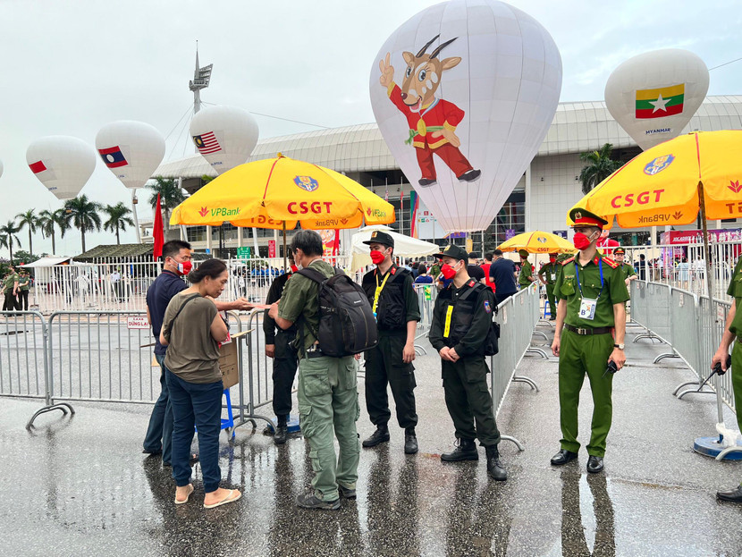 Lực lượng Cảnh sát hình sự đặc nhiệm được bố trí kiểm soát tại các điểm chốt ra vào địa điểm thi đấu, nhằm phát hiện từ sớm các đối tượng có biểu hiện hoạt động khủng bố, phá hoại, bắt cóc con tin... Lực lượng Cảnh sát hình sự đặc nhiệm được bố trí kiểm soát tại các điểm chốt ra vào địa điểm thi đấu, nhằm phát hiện từ sớm các đối tượng có biểu hiện hoạt động khủng bố, phá hoại, bắt cóc con tin...