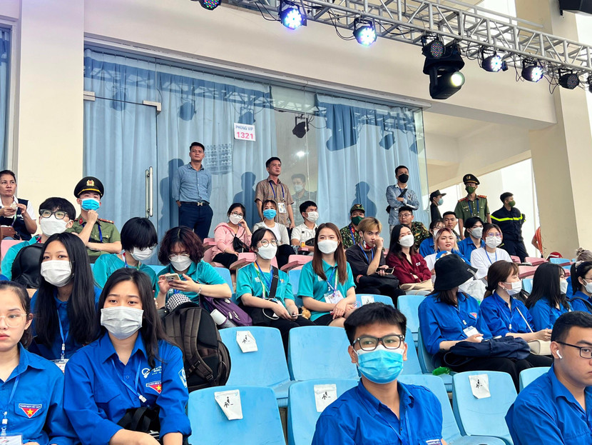 Bố trí các cán bộ chiến sĩ rải rác trên khắp các khán đài, nhằm nắm tình hình hoạt động của các đối tượng có hành vi trộm cắp, móc túi... Bố trí các cán bộ chiến sĩ rải rác trên khắp các khán đài, nhằm nắm tình hình hoạt động của các đối tượng có hành vi trộm cắp, móc túi...