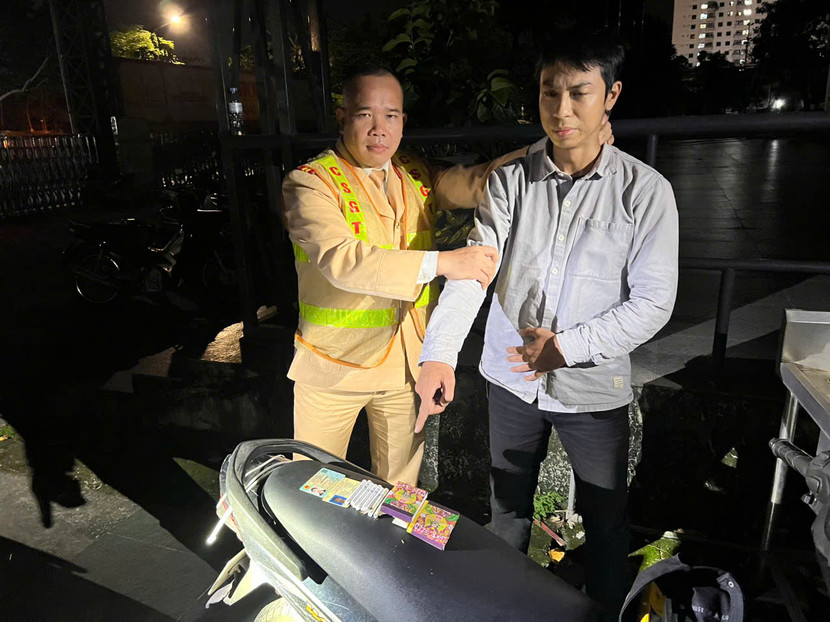 Lê Việt Phương bị tổ công tác 141 chặn dừng khi đang điều khiển xe máy có biểu hiện không tỉnh táo