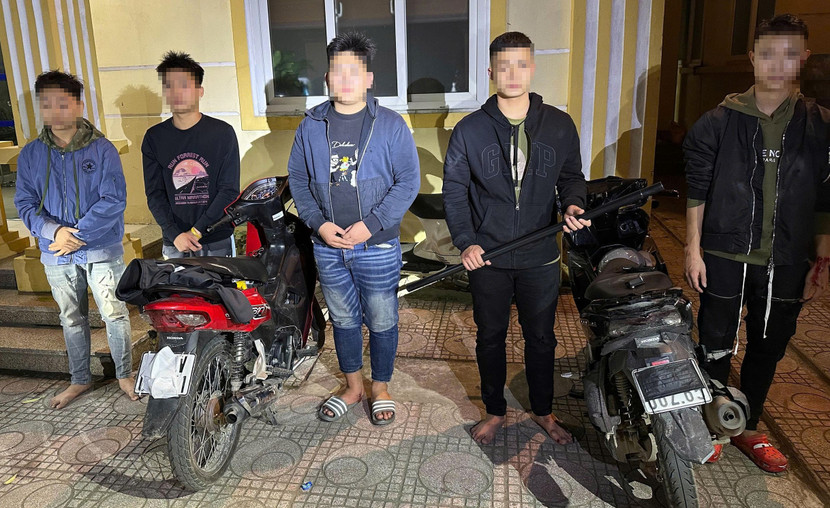 Nhóm thanh - thiếu niên mang hung khí đi đánh nhau lúc rạng sáng Nhóm thanh - thiếu niên mang hung khí đi đánh nhau lúc rạng sáng