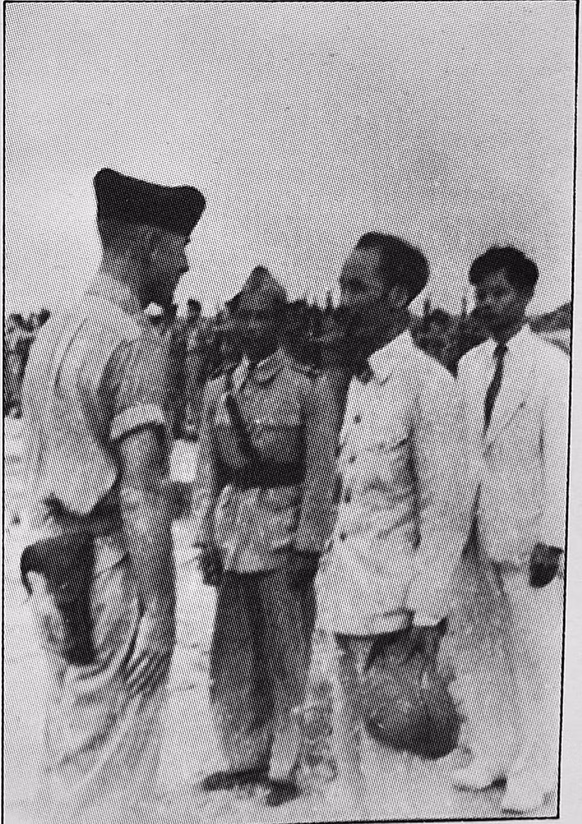 Hồ Chủ tịch căn dặn viên sĩ quan chỉ huy lính Pháp tại sân bay Gia Lâm (31-5-1946)