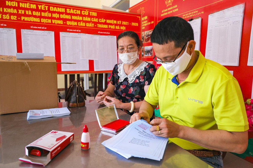 Các điểm bầu cử tại Hà Nội sẵn sàng phục vụ cho ngày bầu cử đại biểu Quốc hội khóa XV và bầu cử đại biểu HĐND các cấp nhiệm kỳ 2021-2026 (Trong ảnh: Tổ bầu cử số 2, phường Dịch Vọng, quận Cầu Giấy, Hà Nội đóng dấu phiếu bầu cử) - Ảnh: Ngọc Quỳnh