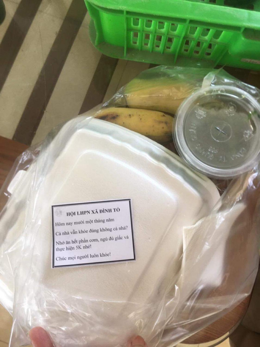 Một miếng giấy nhỏ xinh, một thông điệp mộc mạc, nhưng nó có tác dụng như là một liều thuốc tinh thần cho những người đang phải chiến đấu với bệnh dịch