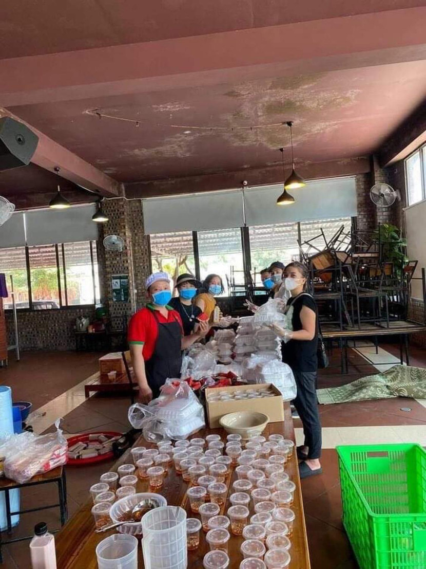 Khi dịch bệnh xảy ra, phụ nữ tỉnh Bắc Ninh không có ai ngồi yên cả, phong trào tự nguyện nấu cơm phục vụ con em trong tỉnh bị cách ly diễn ra ở khắp các xóm, các làng