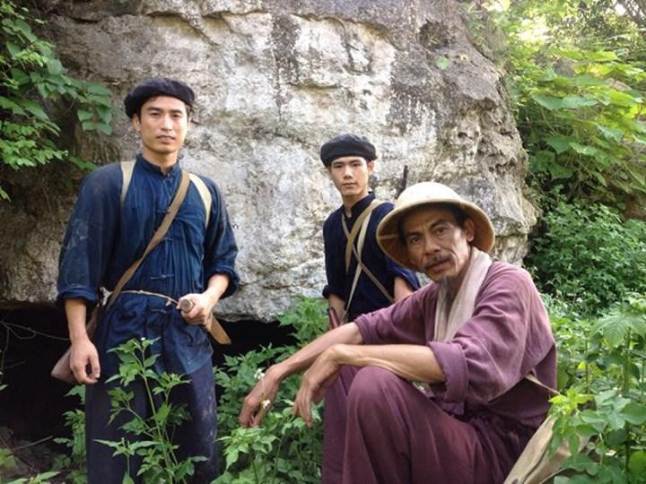 Với việc hóa thân thành Bác Hồ, NSND Bùi Bài Bình đã khiến người xem ngỡ ngàng, xúc động trước hình ảnh về một vị lãnh tụ có có lối sống rất dung dị, đời thường Với việc hóa thân thành Bác Hồ, NSND Bùi Bài Bình đã khiến người xem ngỡ ngàng, xúc động trước hình ảnh về một vị lãnh tụ có có lối sống rất dung dị, đời thường