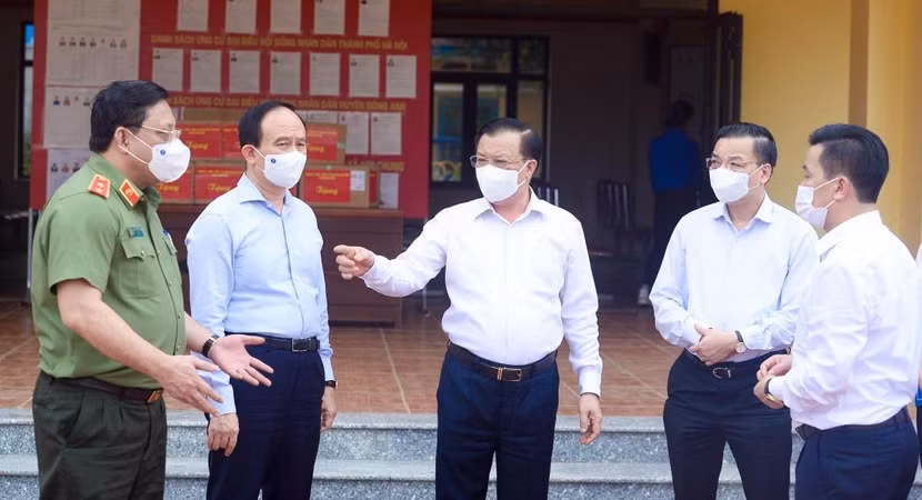 Ủy viên Bộ Chính trị, Bí thư Thành ủy Hà Nội Đinh Tiến Dũng và các đồng chí lãnh đạo TP Hà Nội kiểm tra công tác phòng, chống dịch Covid-19 tại huyện Đông Anh