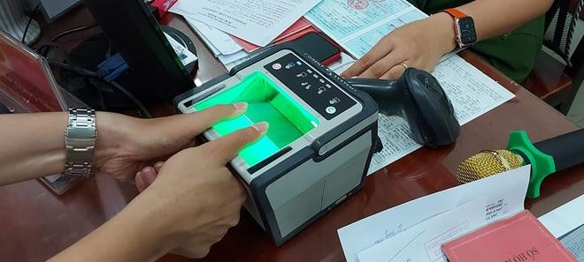 Thu thập vân tay là bước quan trọng khi thực hiện thủ tục cấp thẻ căn cước công dân gắn chíp (Ảnh minh họa) Thu thập vân tay là bước quan trọng khi thực hiện thủ tục cấp thẻ căn cước công dân gắn chíp (Ảnh minh họa)