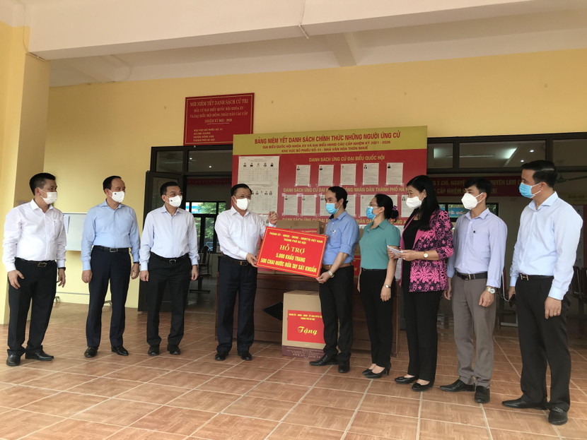 Ủy viên Bộ Chính trị, Bí thư Thành ủy Hà Nội Đinh Tiến Dũng tặng trang thiết bị phòng, chống dịch Covid-19 cho xã Kim Chung, huyện Đông Anh, Hà Nội Ủy viên Bộ Chính trị, Bí thư Thành ủy Hà Nội Đinh Tiến Dũng tặng trang thiết bị phòng, chống dịch Covid-19 cho xã Kim Chung, huyện Đông Anh, Hà Nội