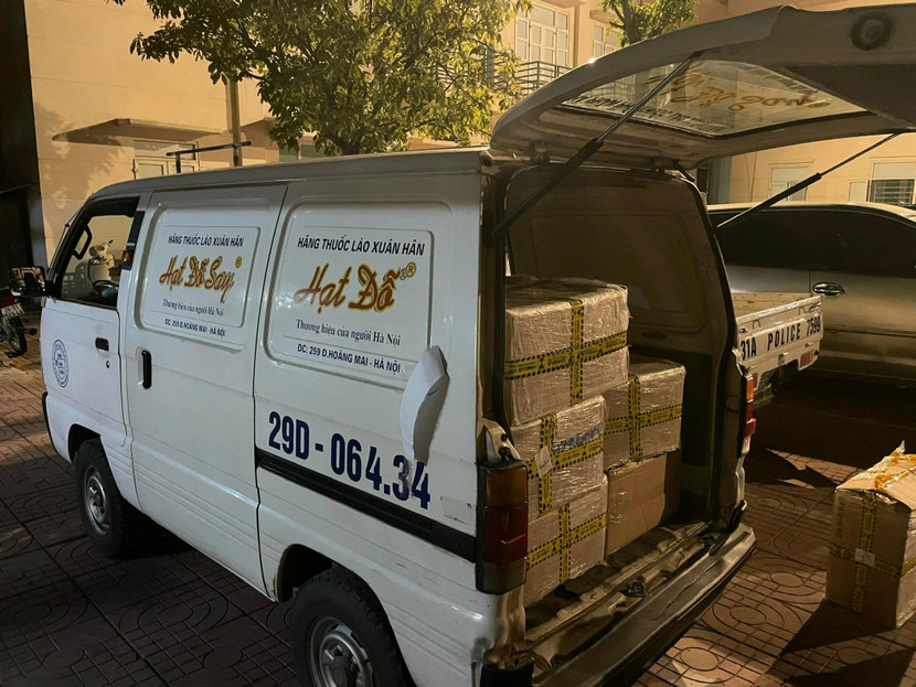 Các đối tượng gửi số thuốc lá nhập lậu qua đơn vị vận chuyển hàng nhanh rồi mang ô tô đến nhận hàng thì bị phát hiện, bắt giữ Các đối tượng gửi số thuốc lá nhập lậu qua đơn vị vận chuyển hàng nhanh rồi mang ô tô đến nhận hàng thì bị phát hiện, bắt giữ