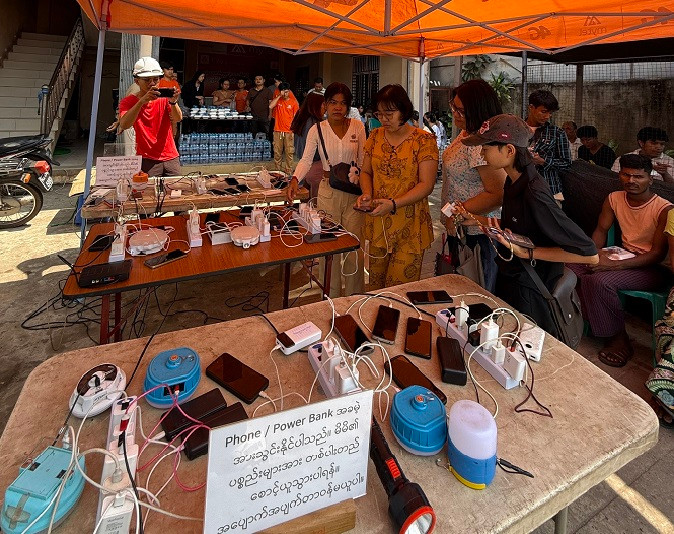 Người dân Myanmar đến các trạm sạc của Mytel để được hỗ trợ sau trận động đất