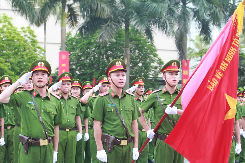 Cùng với tăng cường, củng cố trang bị tiềm lực quốc phòng, lực lượng công an nhân dân nâng cao chất lượng chính trị, từng bước hiện đại