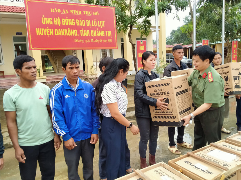 Thượng tá Nguyễn Thanh Bình - Tổng Biên tập Báo An ninh Thủ đô, Trưởng Đoàn công tác xã hội, tình nghĩa - trao quà cho bà con huyện Đakrông Thượng tá Nguyễn Thanh Bình - Tổng Biên tập Báo An ninh Thủ đô, Trưởng Đoàn công tác xã hội, tình nghĩa - trao quà cho bà con huyện Đakrông