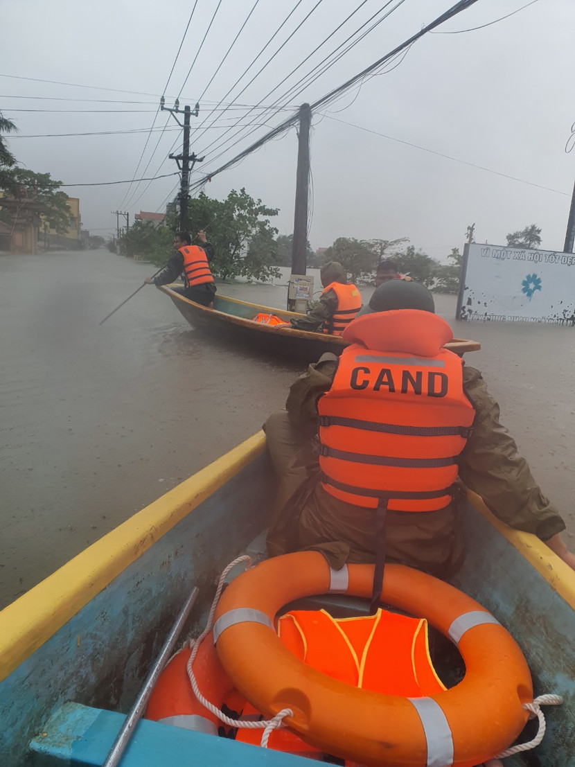 Công an xã Quảng Hòa chèo thuyền đi hỗ trợ người dân