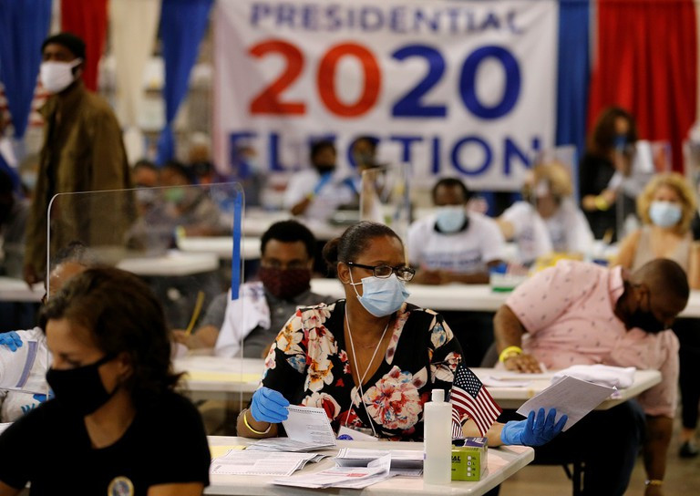 Việc kiểm phiếu chưa kết thúc tại các bang chiến trường nhưng giới phân tích cho rằng đường vào Nhà Trắng của ông Joe Biden rộng mở hơn ông Donald Trump