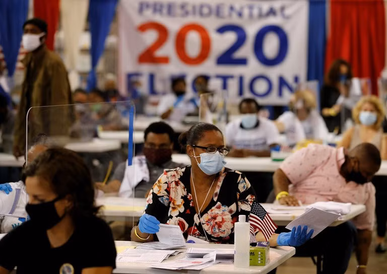 Việc kiểm phiếu chưa kết thúc tại các bang chiến trường nhưng giới phân tích cho rằng đường vào Nhà Trắng của ông Joe Biden rộng mở hơn ông Donald Trump