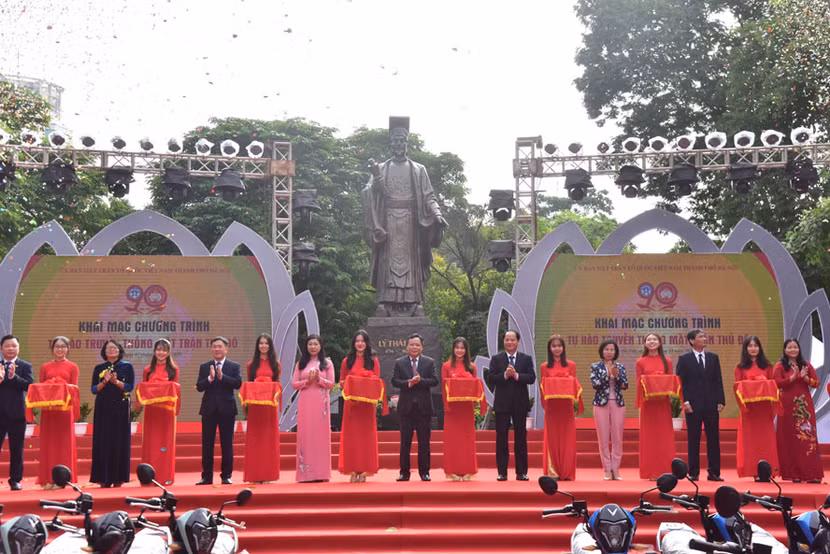 Các đồng chí lãnh đạo thành phố Hà Nội cắt băng khai mạc chương trình