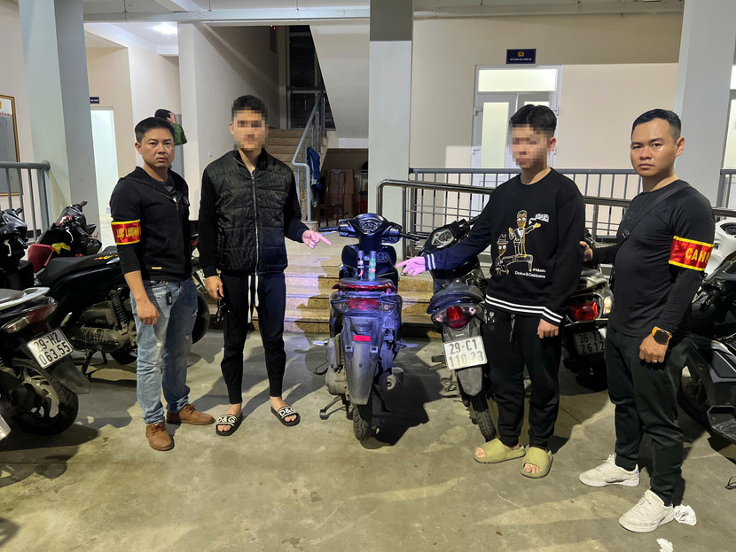 Tổ công tác 141 phát hiện hai thiếu niên mang theo bình xịt hơi cay