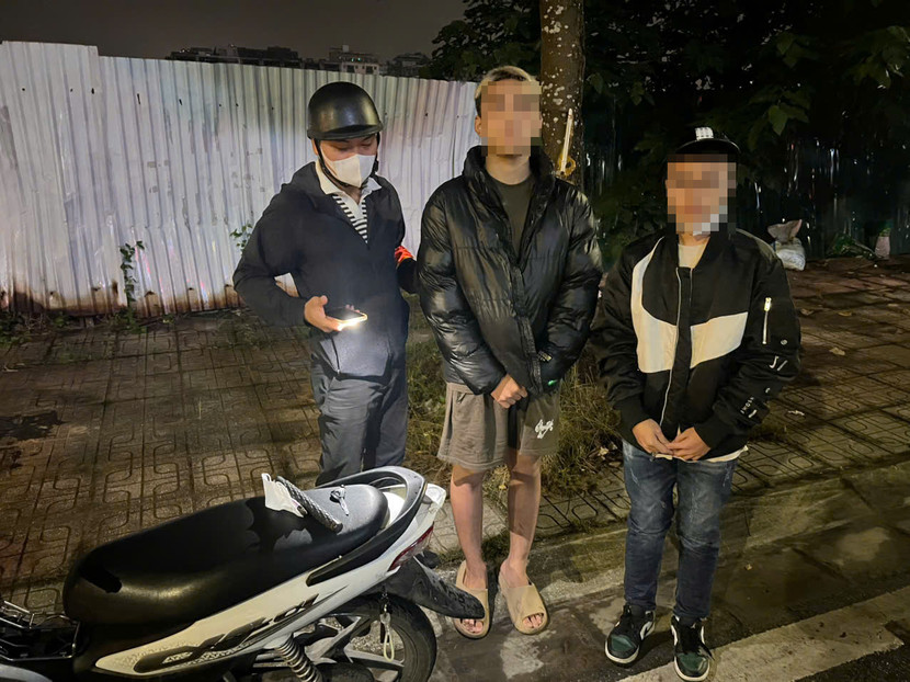 Hai thiếu niên mang theo côn ba khúc khai nhận để... phòng thân