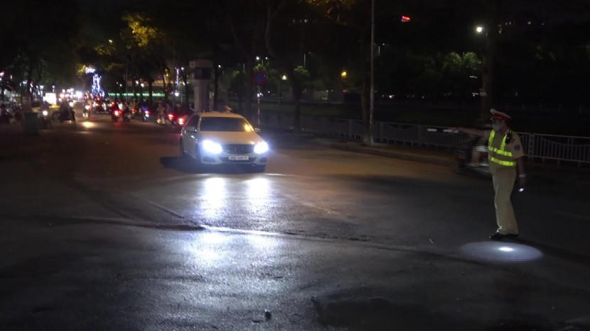 Công an quận Cầu Giấy tuần tra khép kín địa bàn 24/24h xử lý vi phạm nồng độ cồn