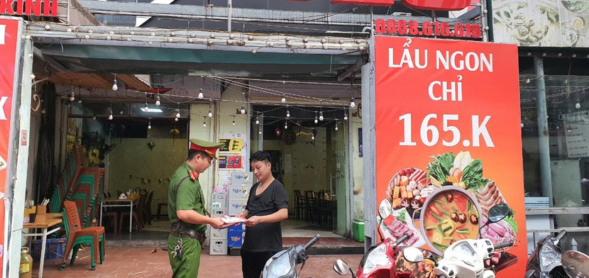 Công an phường Trung Hòa tăng cường tuyên truyền đến các cơ sở kinh doanh nhà hàng, quán ăn