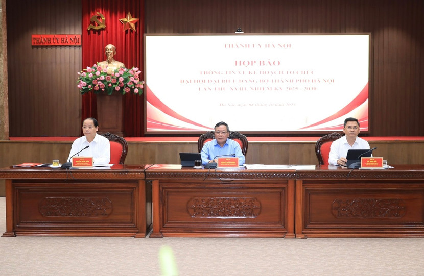 Các đồng chí lãnh đạo chủ trì buổi họp báo