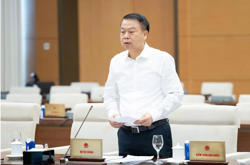 Thứ trưởng Bộ Tài chính Nguyễn Đức Chi báo cáo tại phiên họp UBTVQH