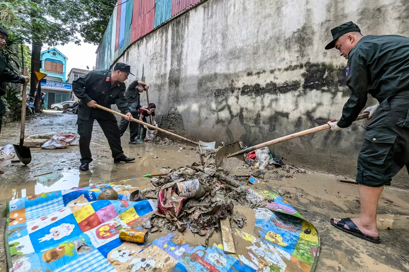 Cán bộ, chiến sĩ Công an Thủ đô giúp người dân xã Trung Giã dọn dẹp sau ngập lụt