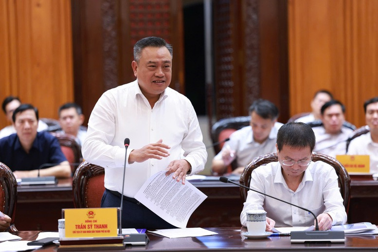 Chủ tịch UBND TP Hà Nội Trần Sỹ Thanh báo cáo tại cuộc họp (Ảnh: VGP)