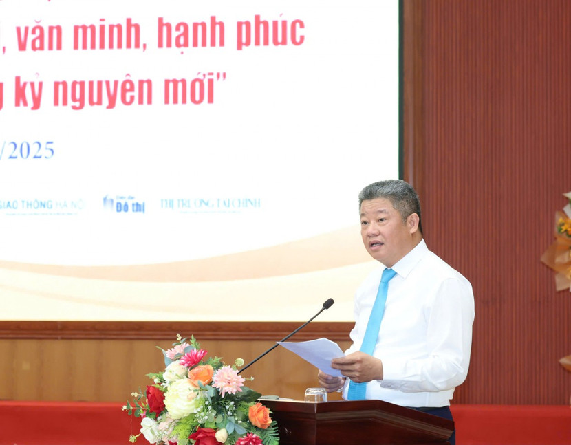 Phó Chủ tịch UBND TP Hà Nội Nguyễn Mạnh Quyền phát biểu tại tòa đàm