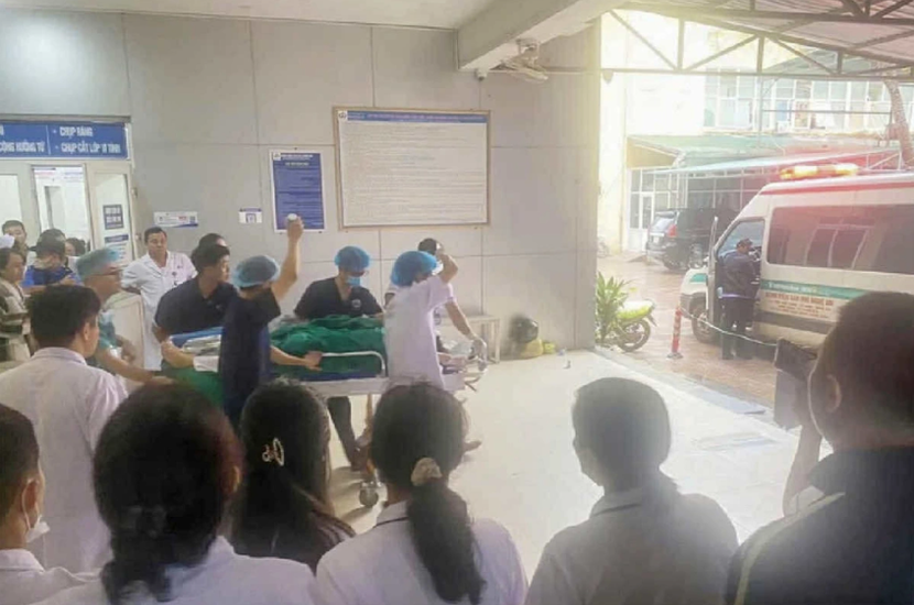 Đưa nạn nhân bị hành hung ở Bệnh viện Sản Nhi Nghệ An đi cấp cứu (Ảnh: Hùng Lê)