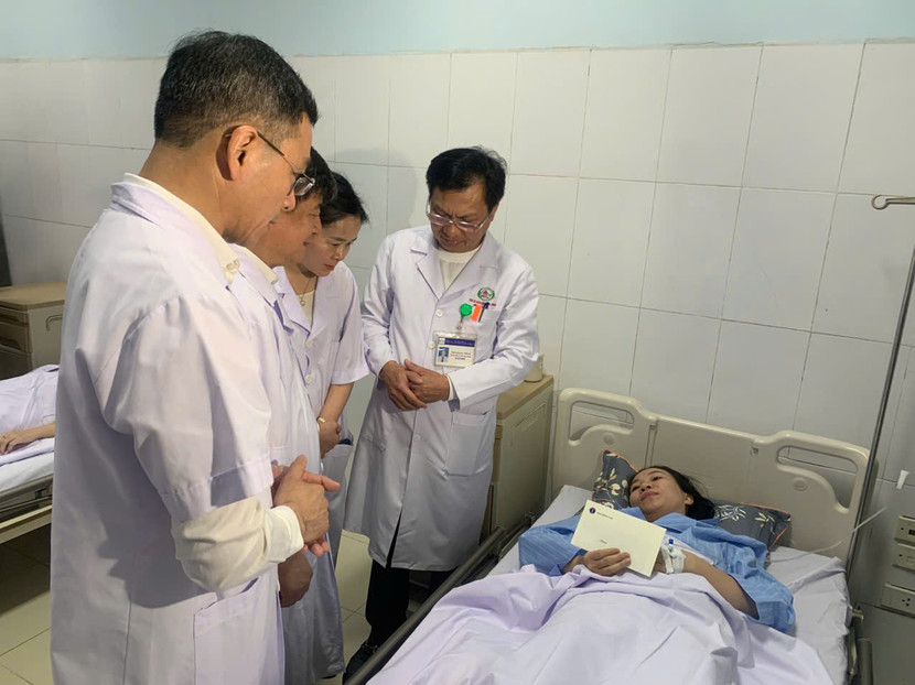 Một nhân viên y tế ở Bệnh viện Sản Nhi Nghệ An phải cấp cứu vì bị tấn công