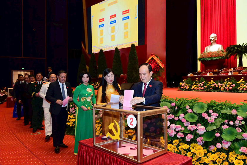 Các đại biểu bỏ phiếu bầu Ban Chấp hành Đảng bộ thành phố Hà Nội khóa XIII Các đại biểu bỏ phiếu bầu Ban Chấp hành Đảng bộ thành phố Hà Nội khóa XIII