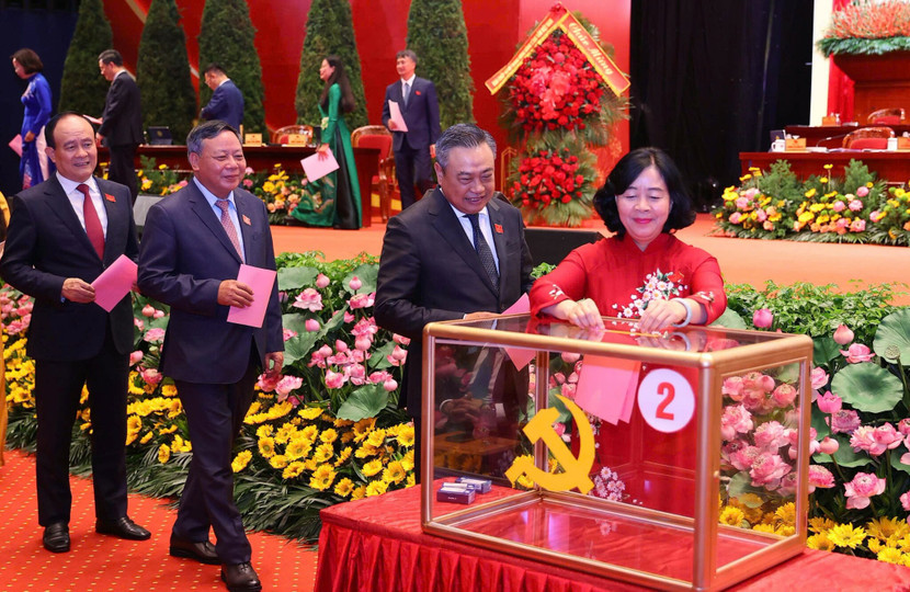 Các đại biểu bỏ phiếu bầu Ban Chấp hành Đảng bộ TP Hà Nội khóa XVIII, nhiệm kỳ 2025-2030