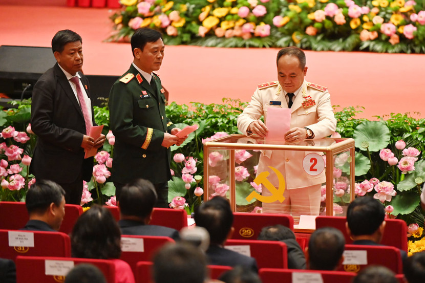 Trung tướng Nguyễn Thanh Tùng, Giám đốc CATP Hà Nội bỏ phiếu bầu Ban Chấp hành Đảng bộ TP Hà Nội khóa XVIII, nhiệm kỳ 2025-2030