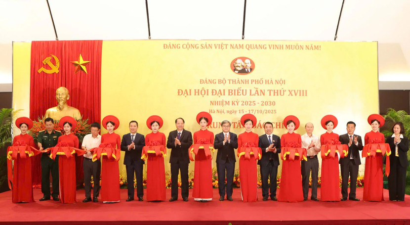 Các đại biểu thực hiện nghi thức cắt băng khai trương Trung tâm Báo chí phục vụ Đại hội đại biểu Đảng bộ TP Hà Nội lần thứ XVIII