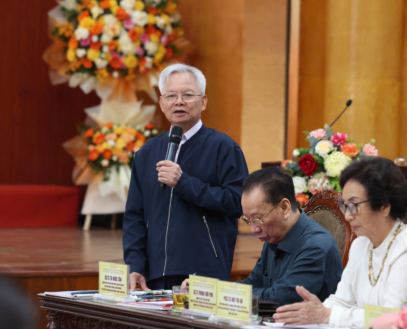 GS.TS Tạ Ngọc Tấn phát biểu